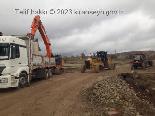 Kıranşeyh Köyü ile Gazelyakup Köyü arasındaki köy yolunun asfalt kaplamasının bozuk ve yolun dar olması nedeni ile Kütahya İl Özel idaresi ekipleri köy yollarında yol genişletme çalışmalarını başlattı.